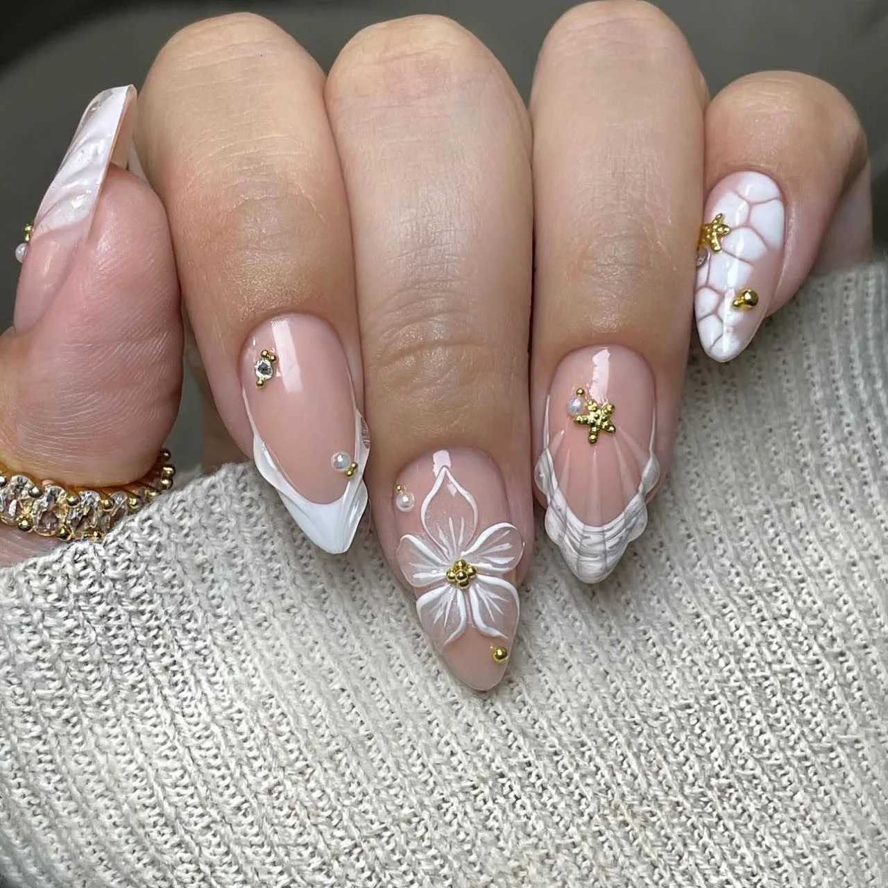 24PCS Retro Red French False Nail with Glue Simple Flowers with Diamonds Fake Nails for Spice Girls Artificial Wearable ManicureT251118T251119