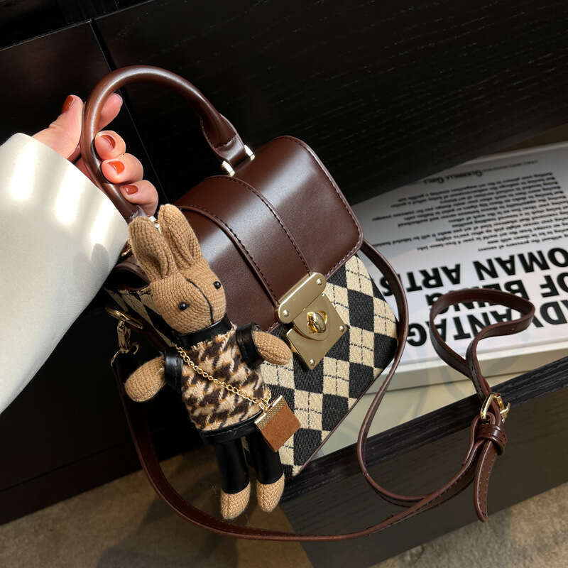 2023 new women's versatile diamond grid rabbit pendant hand-held crossbody bag