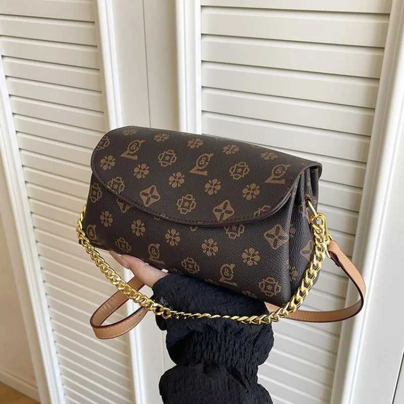 High-End Womens Messenger Bag Made Of Leather Boasting Trendy Commuter Design And Paris Elegant LookW251119