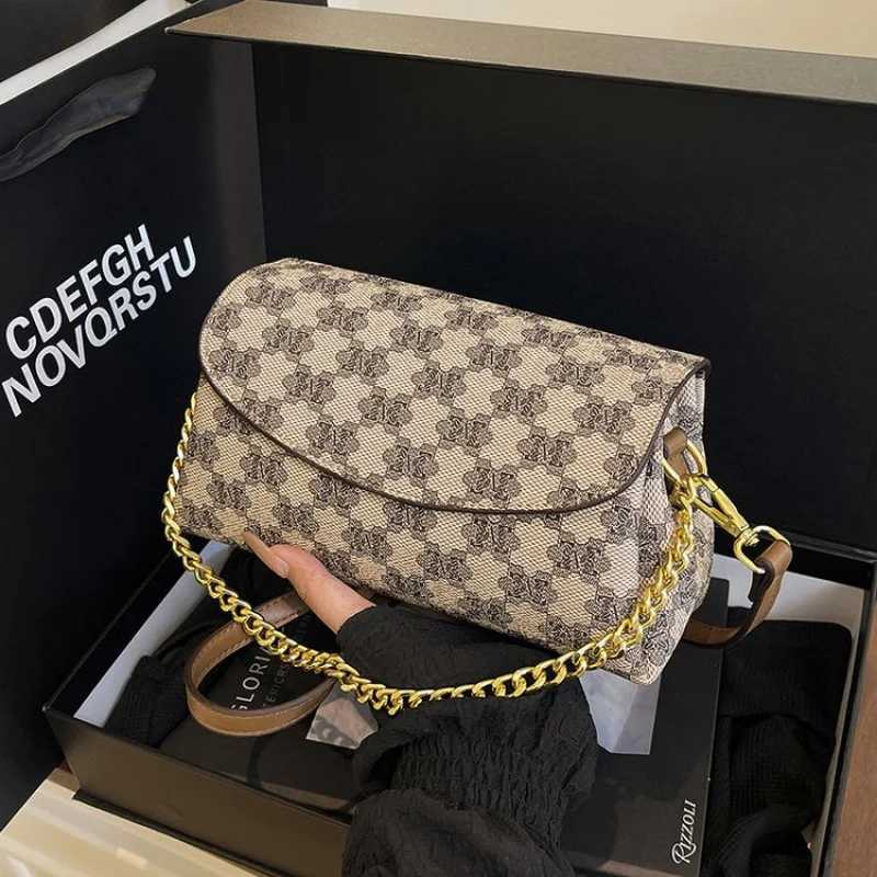 High-End Womens Messenger Bag Made Of Leather Boasting Trendy Commuter Design And Paris Elegant LookW251119