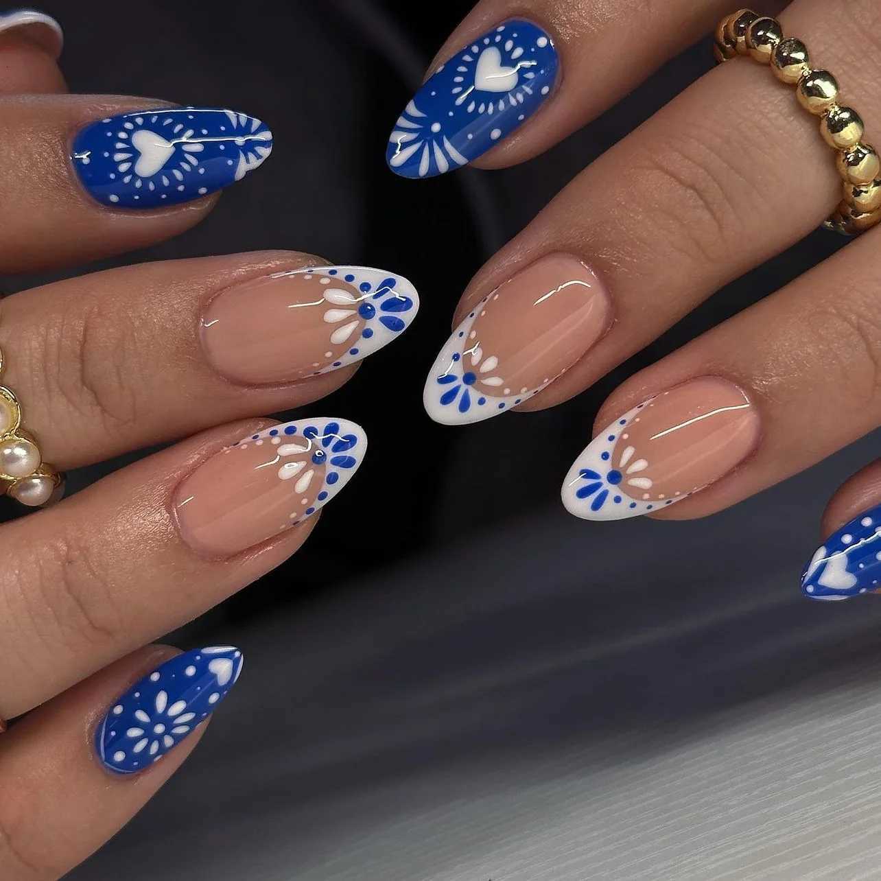 24Pcs Short Round Fake Nails Press on Blue French Flower Design Full Cover Nail Tip White Irregular Pattern Wearable False NailsT251118T251119