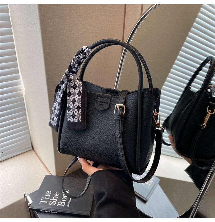 This year's new trendy vegetable basket handbag, women's soft leather bucket bag, commuting shoulder crossbody bag