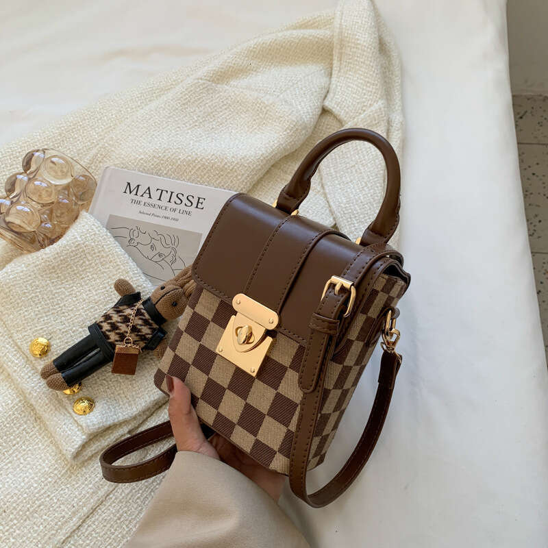 2023 new women's versatile diamond grid rabbit pendant hand-held crossbody bag