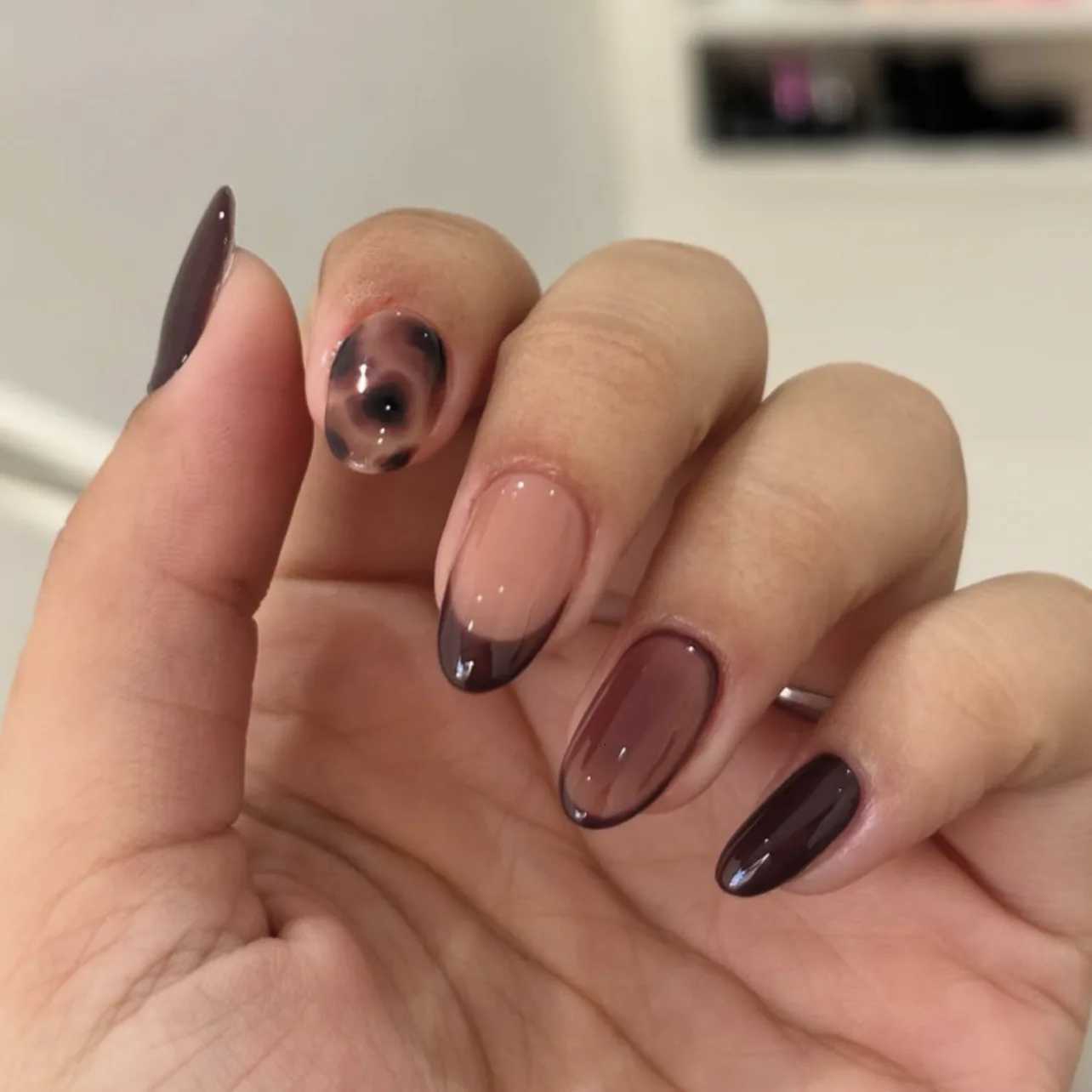 24pcs Gradient Black Pointed Nail Art Fake Nails Press On Nail Tips Artificial Nails Wearable Long Almond False Nails FinishedT251118T251119