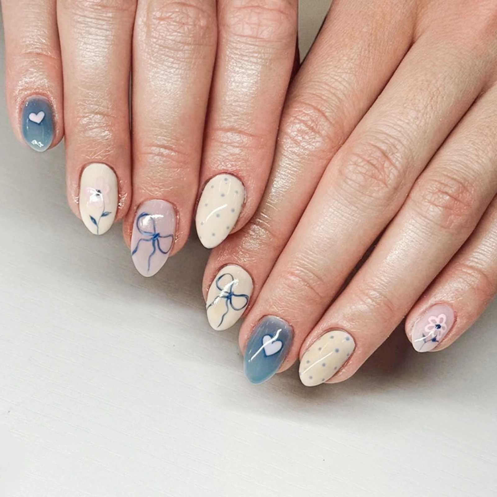 Sweet Style Fake Nails Gradient Blue White Color Press On Nails Mid-length Coffin Shape Love Heart Pattern Full Cover False nailT251118T251119