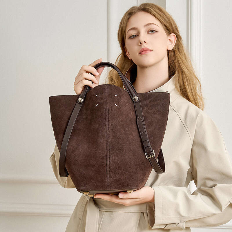 Luxury Bags Designer Women's Top Cowhide Leather Shoulder Bags Leather Bucket Exquisite Lightweight Niche High-end New Hobo Large Capacity Tote