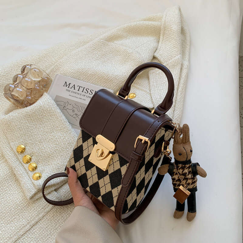 2023 new women's versatile diamond grid rabbit pendant hand-held crossbody bag