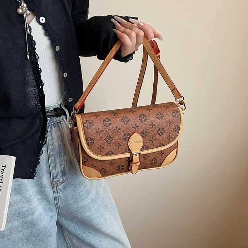 Elegant Ladies Messenger Bag Made Of Fine Leather Boasting Trendy Commuter Design And High-End LookW251119