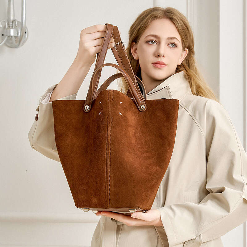 Luxury Bags Designer Women's Top Cowhide Leather Shoulder Bags Leather Bucket Exquisite Lightweight Niche High-end New Hobo Large Capacity Tote