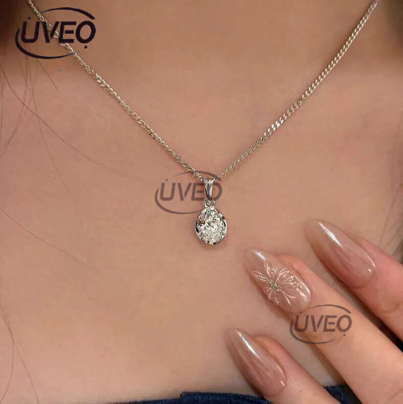 2024 Classical Top Sell Jewelry Heart Pendant Solitaire 100% Sterg Sier White Moissanite Dia Gemstones Party Women Clavicle Necklace Gift