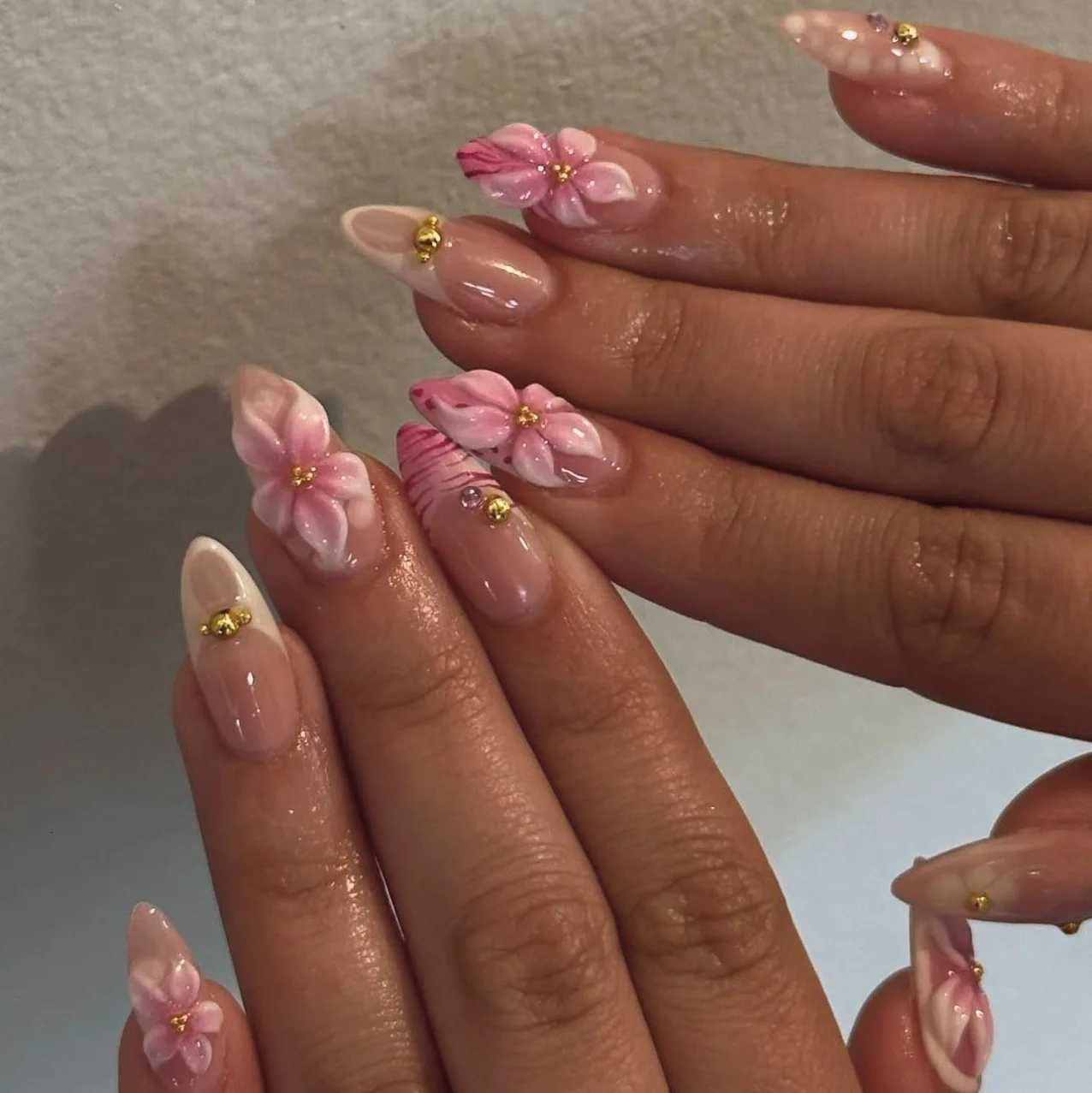 24Pcs Pink Gradient Stripe French Press on False Nails 3D Flower Pearl Full Cover Nail Tip Mid-length Almond Reusable Fake NailsT251118T251119