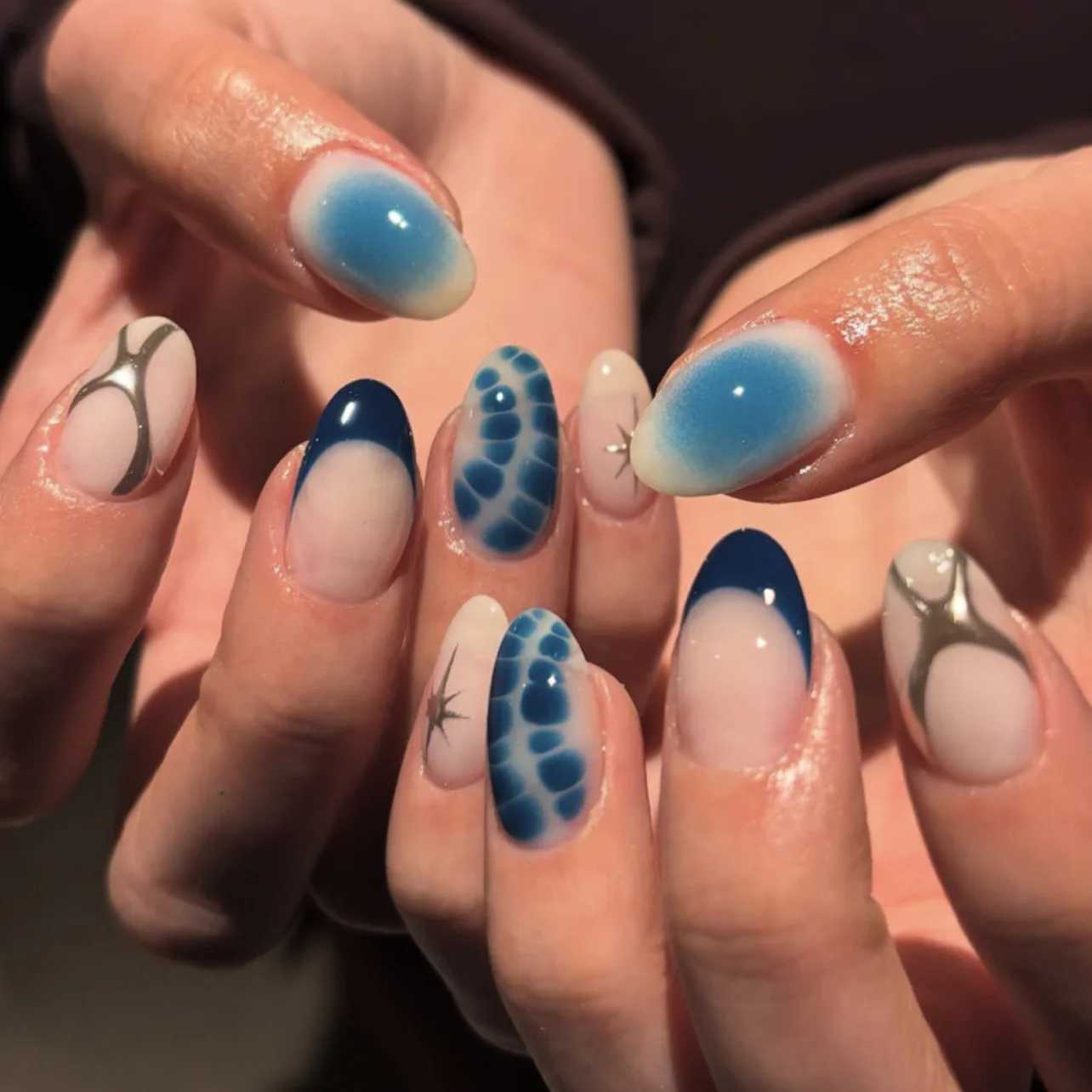 24Pcs Short Round Fake Nails Press on Blue French Flower Design Full Cover Nail Tip White Irregular Pattern Wearable False NailsT251118T251119