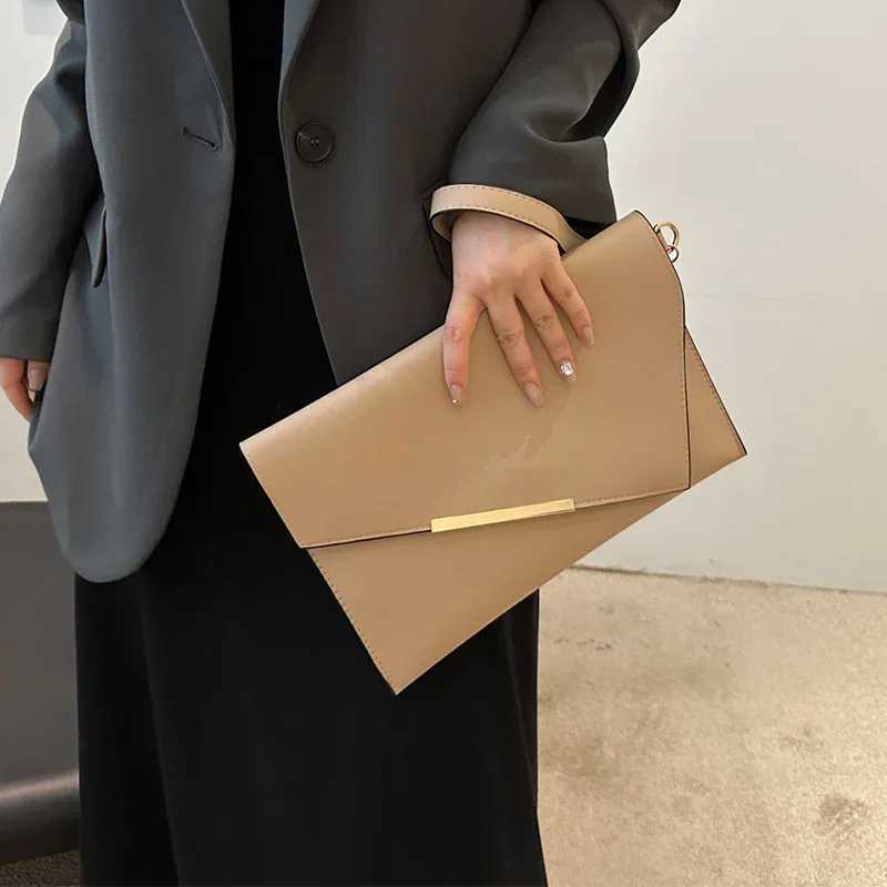New PU Womens Leather Bag 2024 Luxury Handbag Designer Womens Wrist Bag Sac A Sunday Clutch Party WalletW250418