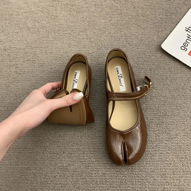 Womens Split Toe Flat Shoes Retro Mary Jane Loafers Soft Leather Casual Footwear Elegant Autumn Fashion Retro Ankle Strap Tabi 250418