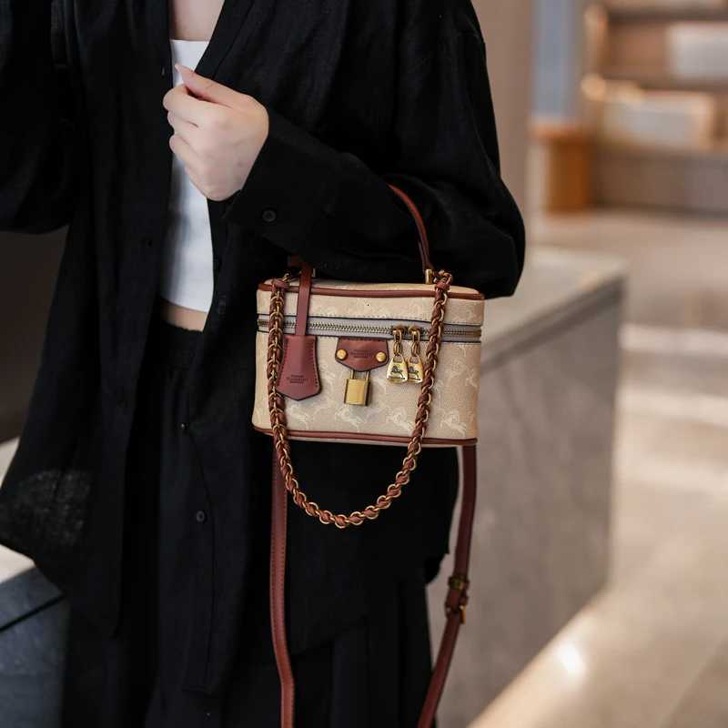 Chic High-End Minimalist Unique Leather Clutch Bag For Women Vintage Crossbody Solid Color Large Capacity TrendyW251119