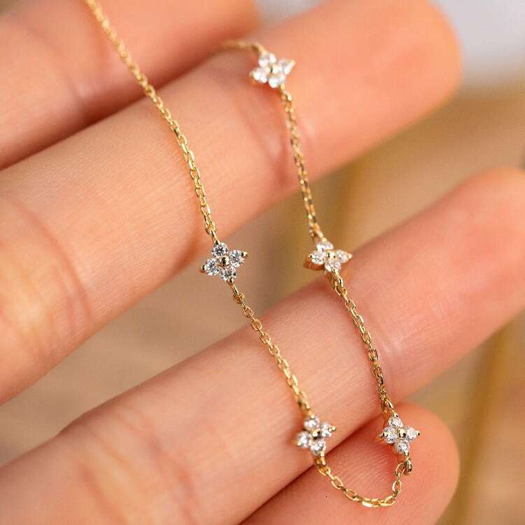 European and American Zircon Four-Leaf Clover Bracelet for Women Light Luxury Retro Niche Flower Jewelry New Model Wholesale