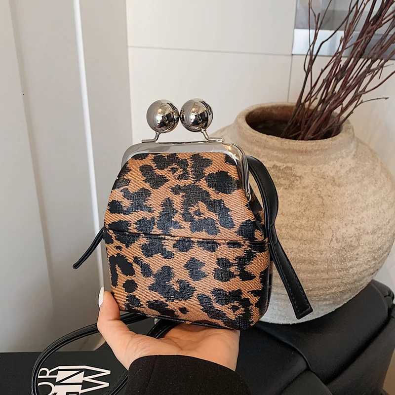 New Mini Womens Crossbody Bag Fashion Designer Handbag Clip Purse Versaile Crossbody Coin Purse Lipstick Pouch Mini BagW251119