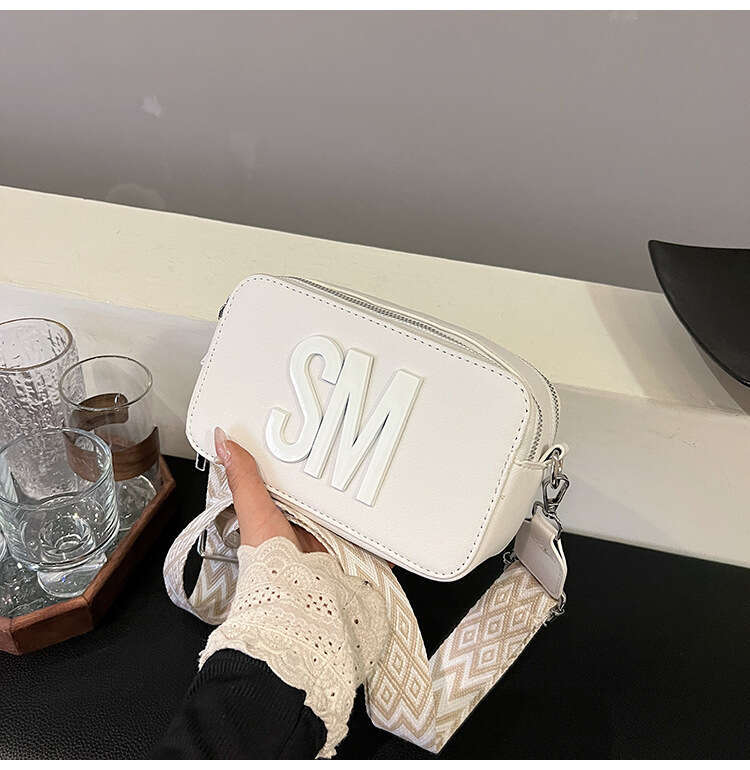 2025 New Fashionable Trendy Women's Bag, Casual and Versatile, Square with Small Letters, Wide Strap, Popular Single Shoulder Bag