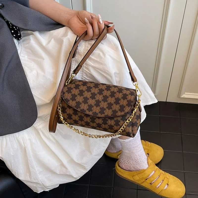 High-End Womens Messenger Bag Made Of Leather Boasting Trendy Commuter Design And Paris Elegant LookW251119