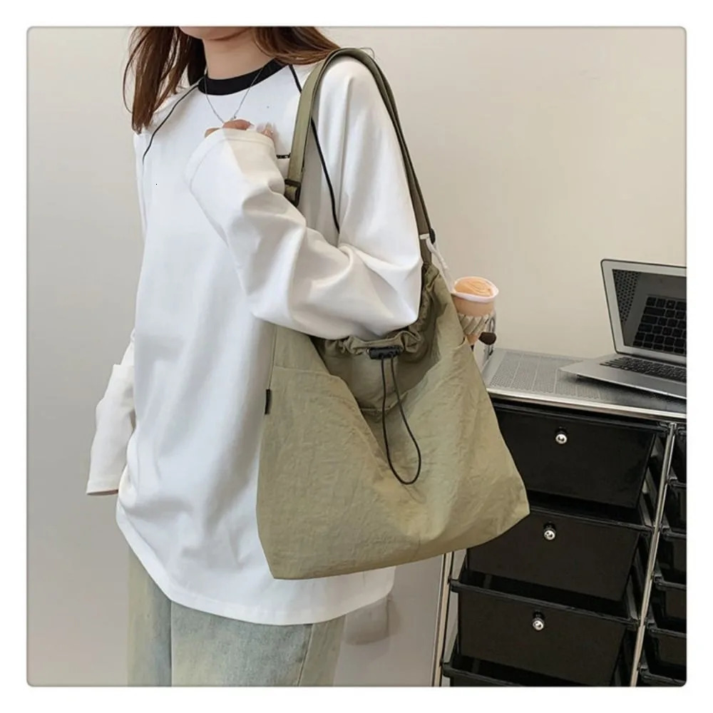 Fashion Drawstring Shoulder Travel and Leisure Nylon Handbag Large Capacity Waterproof Horizontal Bucket Bag for Women 250418