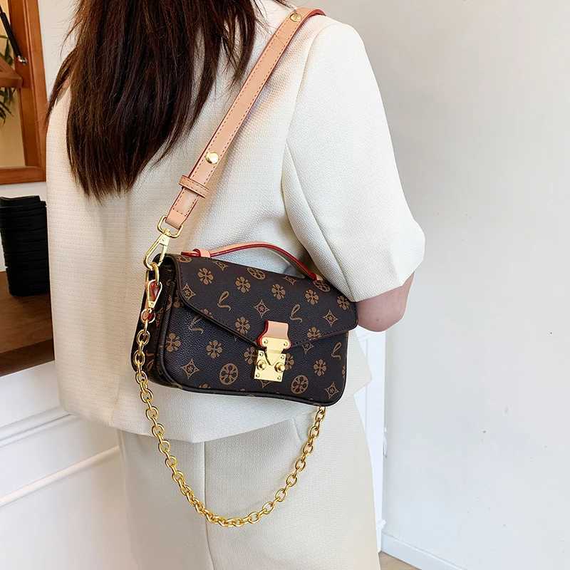 Elegant Womens Messenger Bag in Leather Crossbody Shoulder Bag for Fashionable Ladies Luxury Brand HandbagsW251119