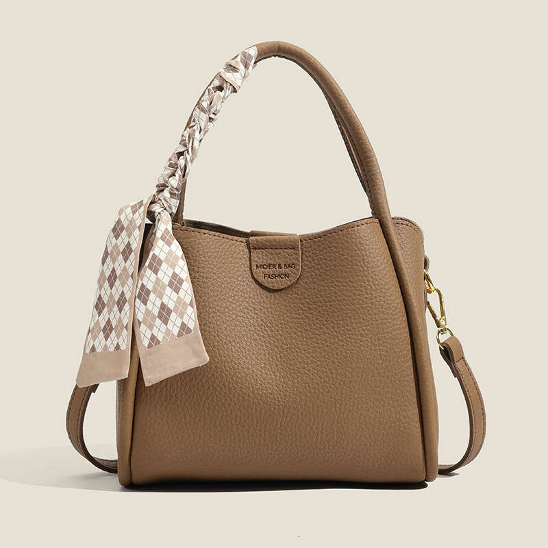 This year's new trendy vegetable basket handbag, women's soft leather bucket bag, commuting shoulder crossbody bag