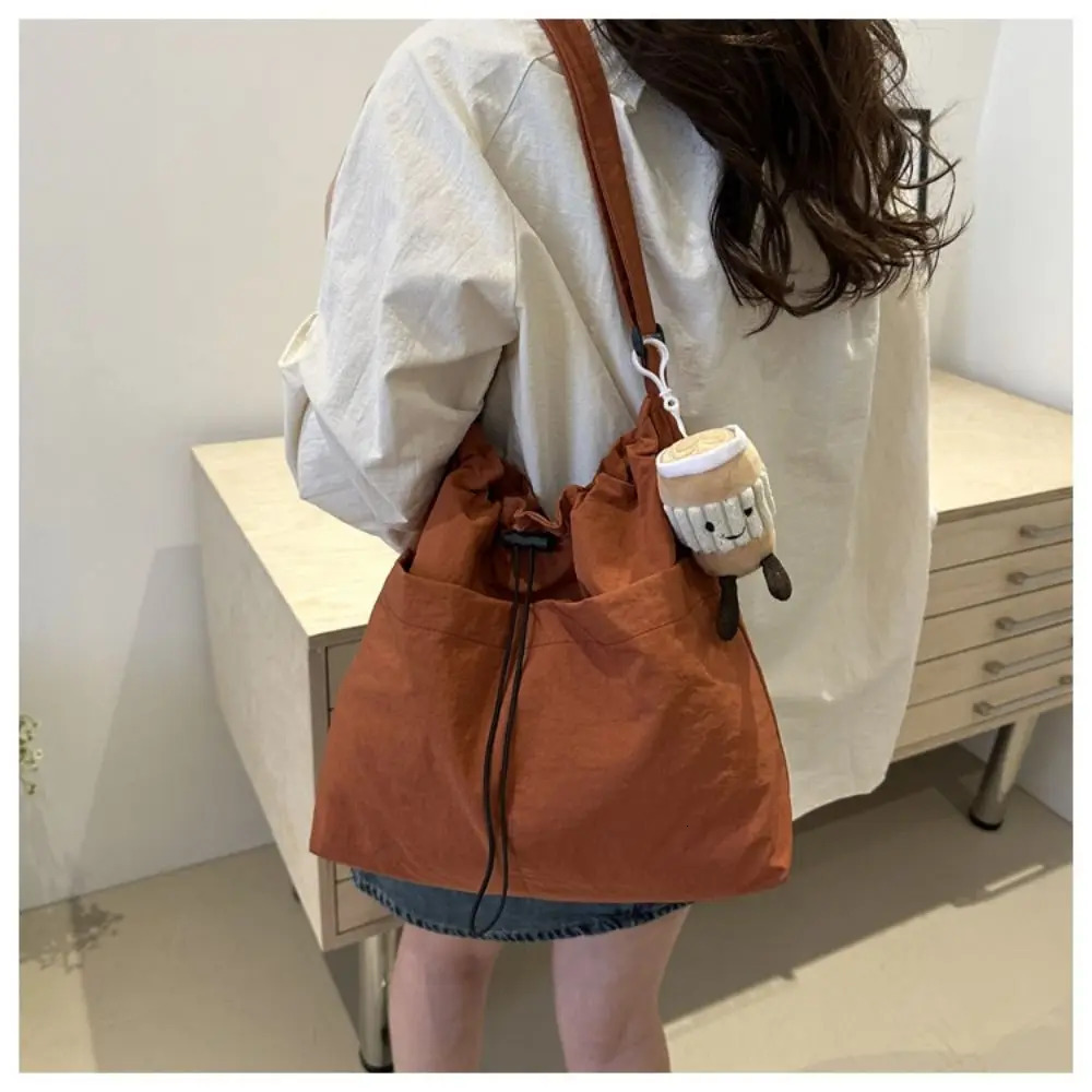 Fashion Drawstring Shoulder Travel and Leisure Nylon Handbag Large Capacity Waterproof Horizontal Bucket Bag for Women 250418