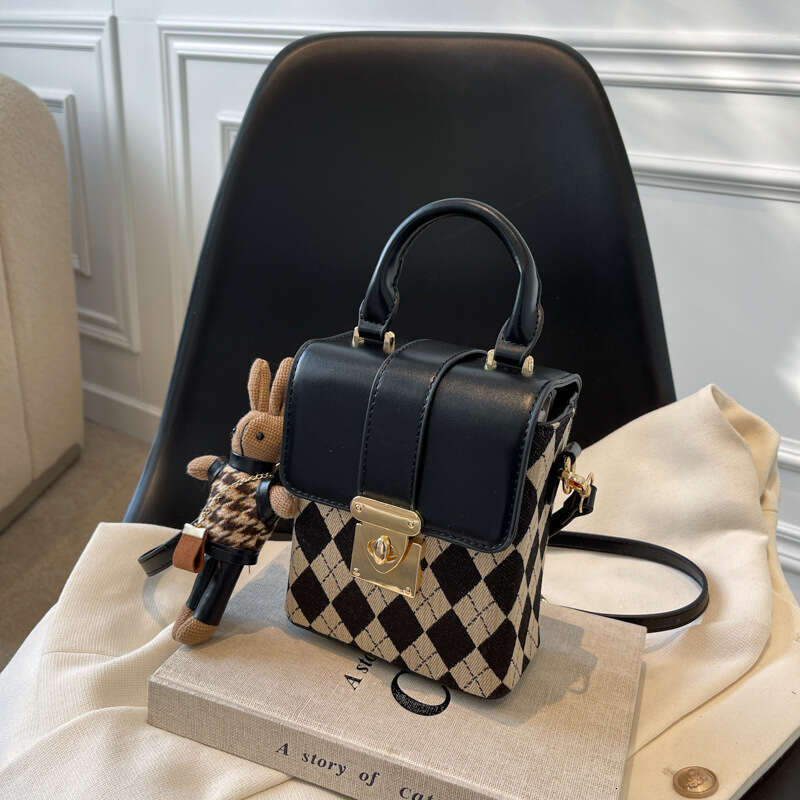 2023 new women's versatile diamond grid rabbit pendant hand-held crossbody bag