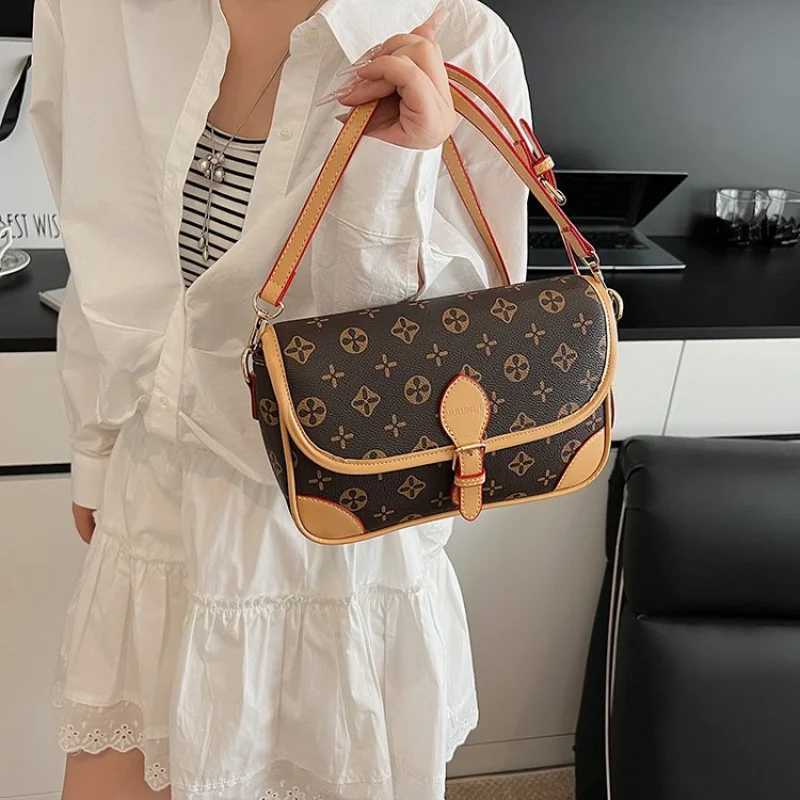 Elegant Ladies Messenger Bag Made Of Fine Leather Boasting Trendy Commuter Design And High-End LookW251119