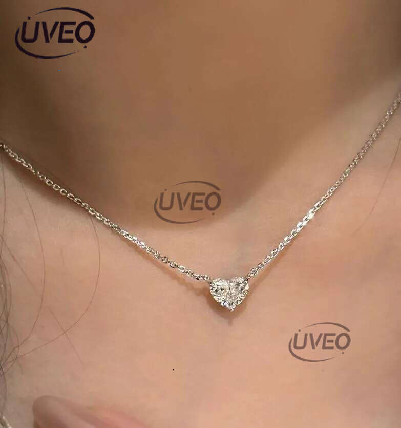 2024 Classical Top Sell Jewelry Heart Pendant Solitaire 100% Sterg Sier White Moissanite Dia Gemstones Party Women Clavicle Necklace Gift