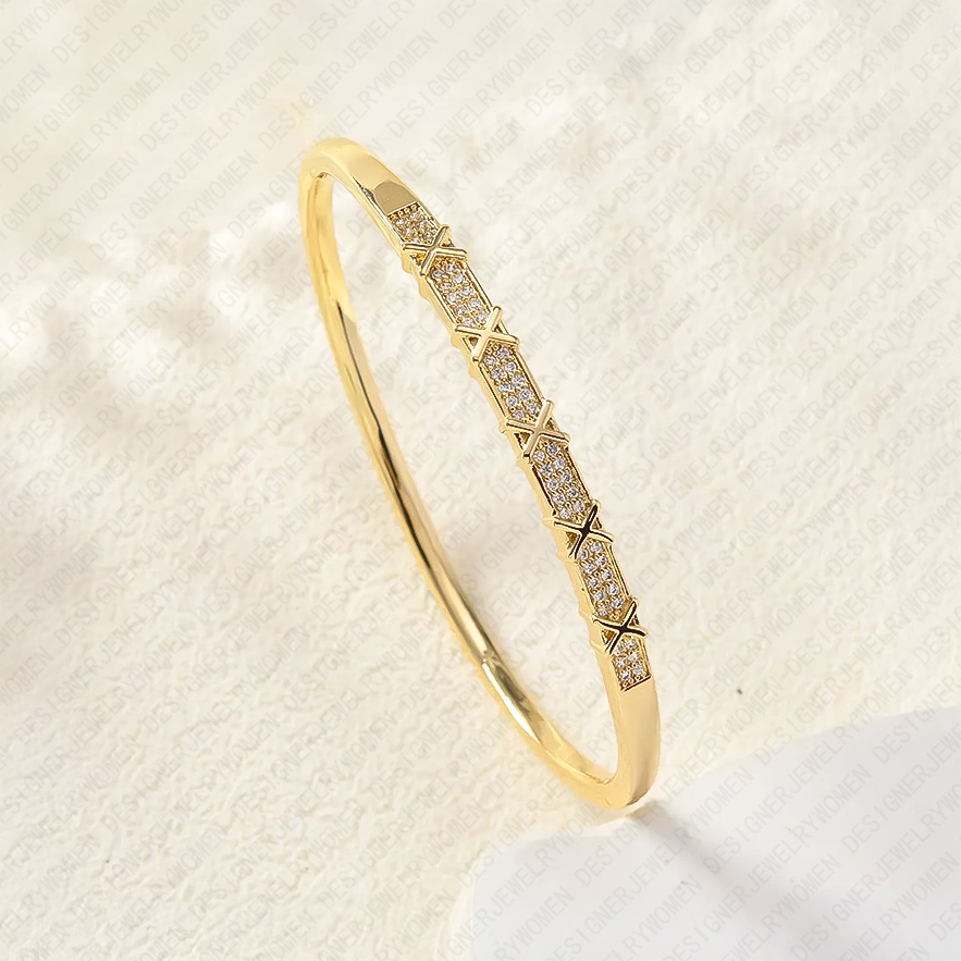 Designer Bracelet Bracelet for Women Full Pave Bangle Diamond Bangles Letter Open Bangles Luxury Jewlery Designer for Women Elegant Timeless Sparkling