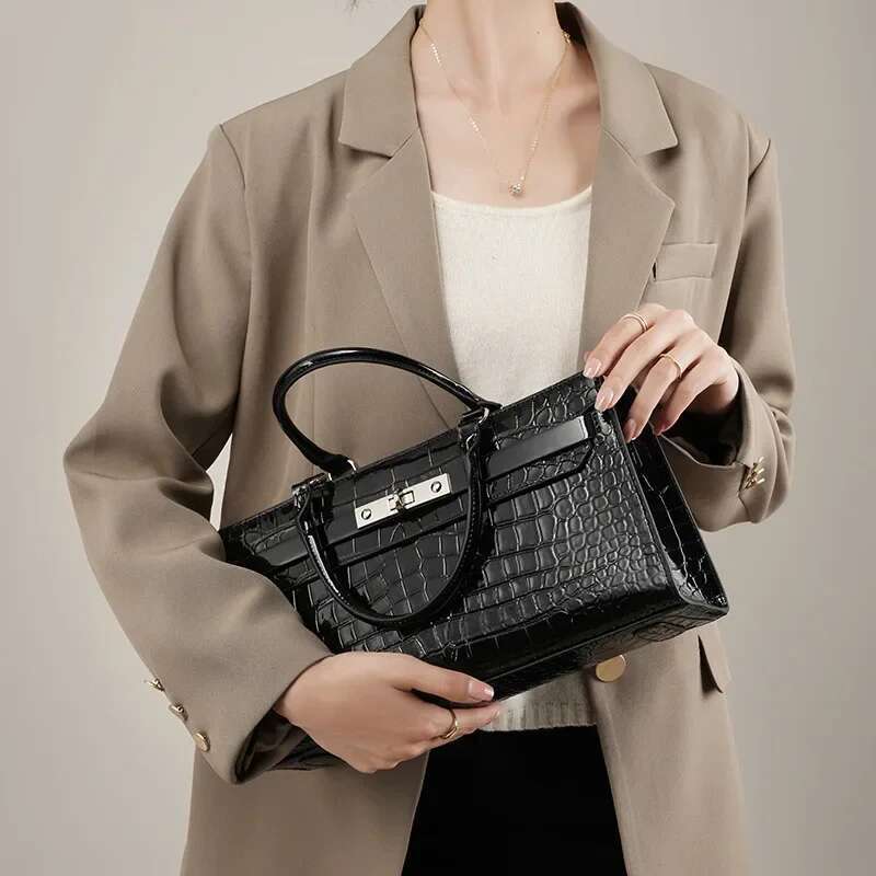Crocodile Pattern Cowhide Versatile Women's 2023 Winter New Handheld One Shoulder Crossbody Large Capacity Bag