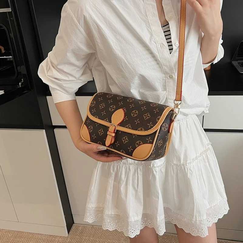 Elegant Ladies Messenger Bag Made Of Fine Leather Boasting Trendy Commuter Design And High-End LookW251119