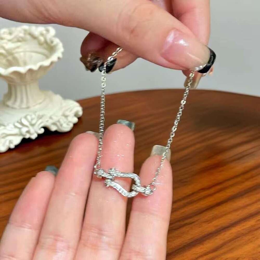 Autumn Winter New Micro Inlaid Heavy Craft Bracelet for Women, Feel, Versatile Hot Item, European and American Niche High-end Exquisite Temperament Li