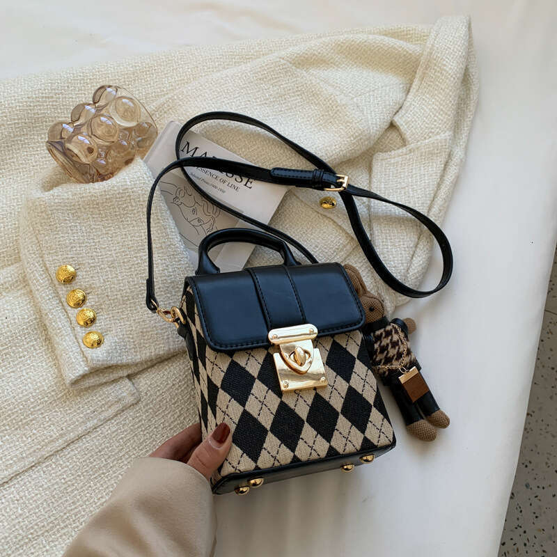 2023 new women's versatile diamond grid rabbit pendant hand-held crossbody bag