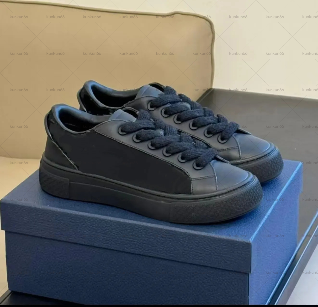 high quality designer sports shoes boots adopt box type cowhide technology with a mesh ultra light carved rubber in black white gray fashionable and classic