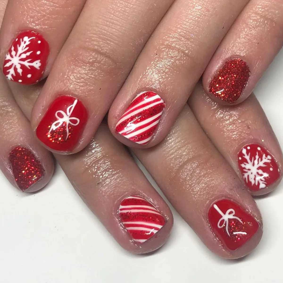 24pcs Shiny Powder Full Cover Nail Art French Red Short Square Fake Nails Christmas Snowflake False Nail Reusable Press on NailsT251118T251119