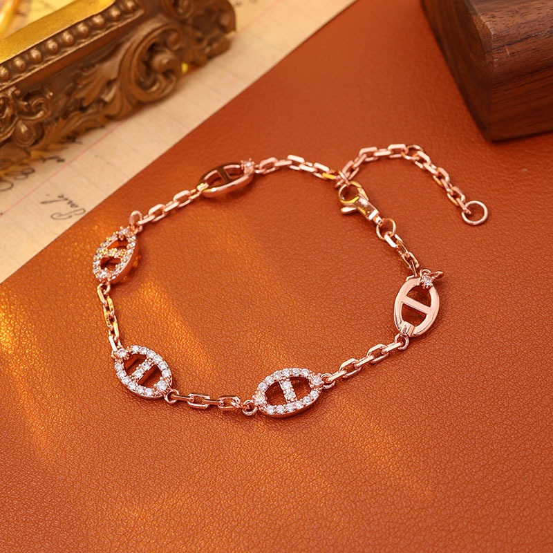 Gold - Tone Linked Oval Bracelet With Rhinestone Accents Trendy Daily Jewelry Party Wear Gift For Her High Quality And Eye - catching Jewelry