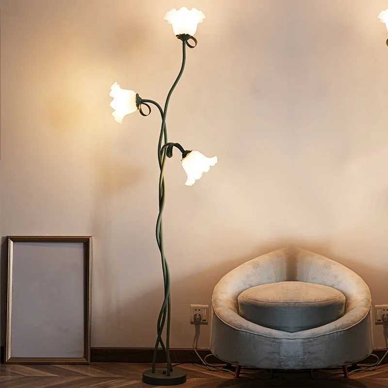 Flower Head Home Decoration Floor Lamp Elegant 3 Heads Lily Floor Lamp Tall 67 Inch Foot Switch for Living Room Bedroom Decor M251119