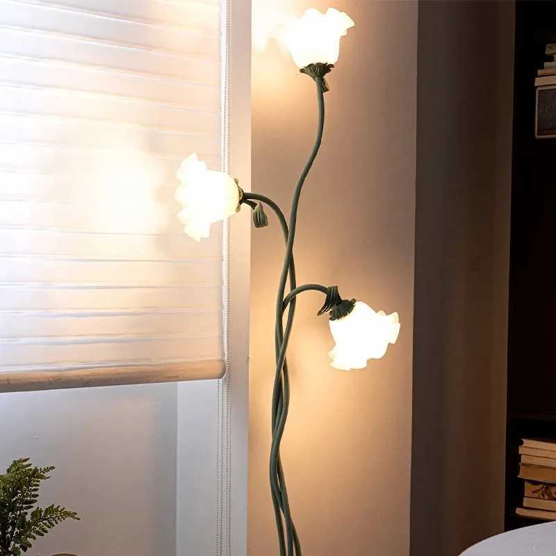 Flower Head Home Decoration Floor Lamp Elegant 3 Heads Lily Floor Lamp Tall 67 Inch Foot Switch for Living Room Bedroom Decor M251119