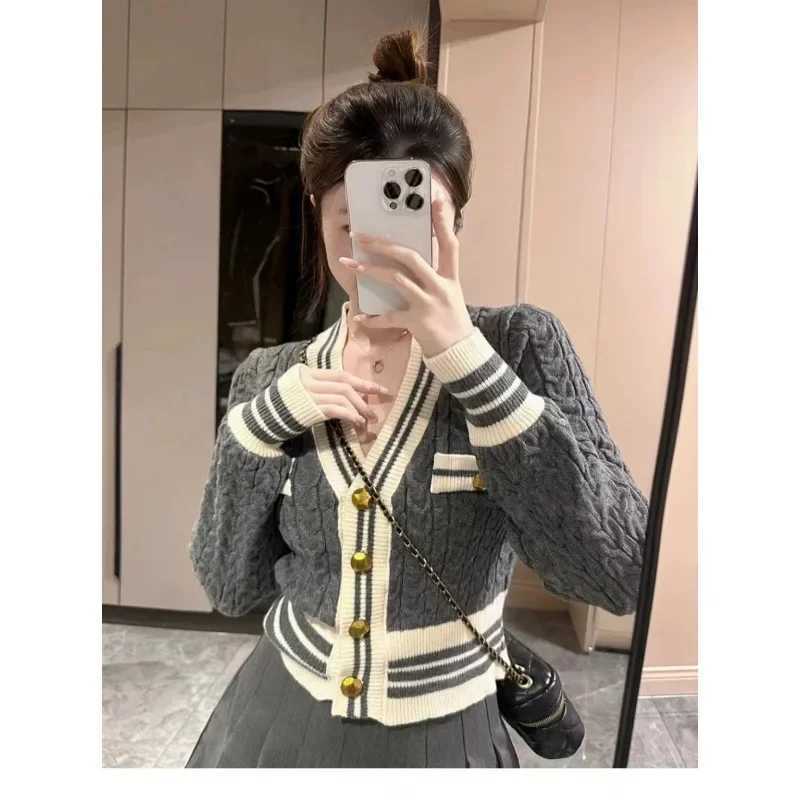 Slim Fit V-Neck Knitted Sweater Womens Fashion Twist Metal Button Cardigan Autumn New Arrival Color Block Knitwear Top H251119