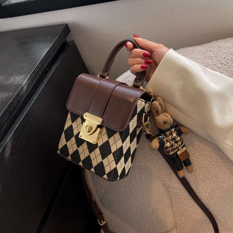 2023 new women's versatile diamond grid rabbit pendant hand-held crossbody bag