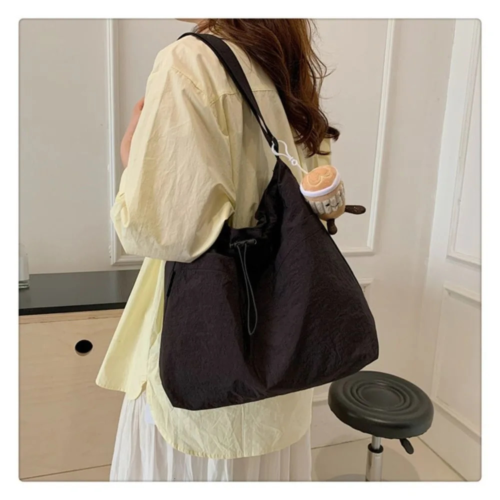 Fashion Drawstring Shoulder Travel and Leisure Nylon Handbag Large Capacity Waterproof Horizontal Bucket Bag for Women 250418