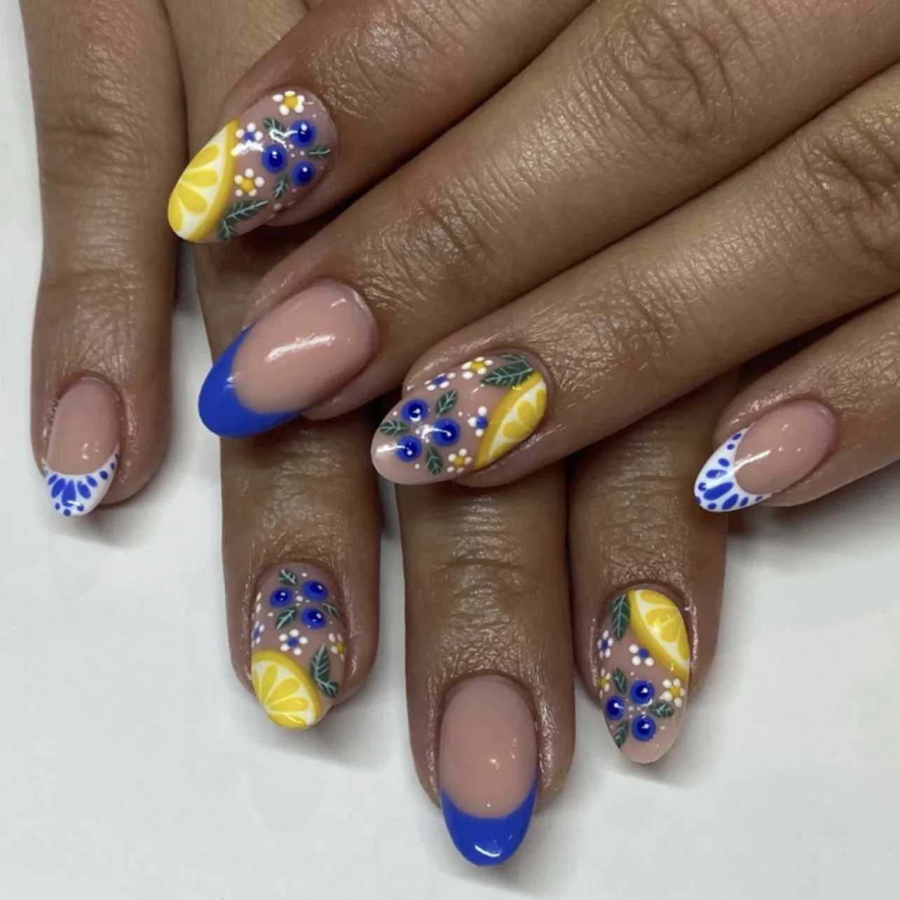 24Pcs Short Round Fake Nails Press on Blue French Flower Design Full Cover Nail Tip White Irregular Pattern Wearable False NailsT251118T251119