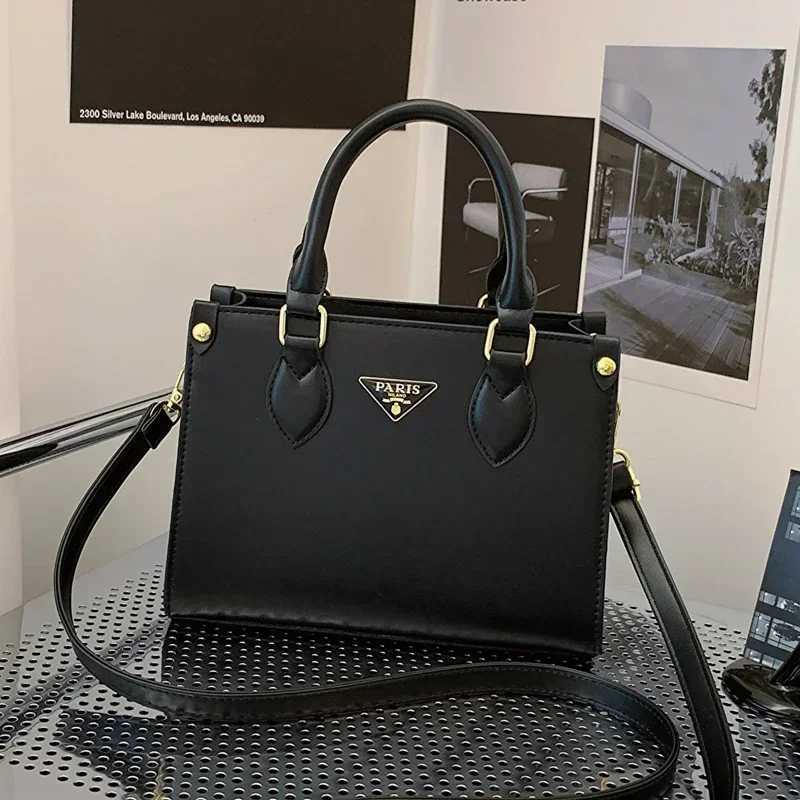 New womens chain strap shoulder bag elegant and fashionable crossbody bag womens handbag with luxurious letter K251118