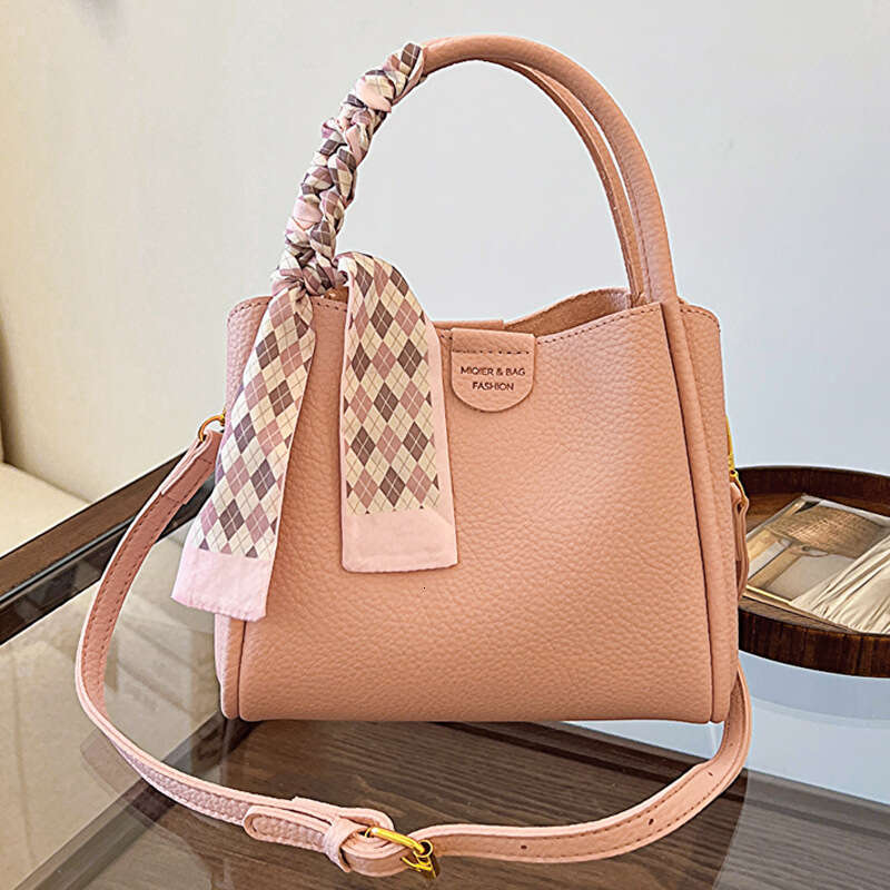 This year's new trendy vegetable basket handbag, women's soft leather bucket bag, commuting shoulder crossbody bag