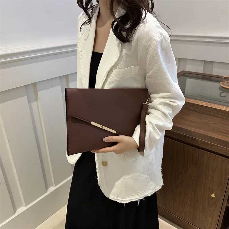 New PU Womens Leather Bag 2024 Luxury Handbag Designer Womens Wrist Bag Sac A Sunday Clutch Party WalletW250418