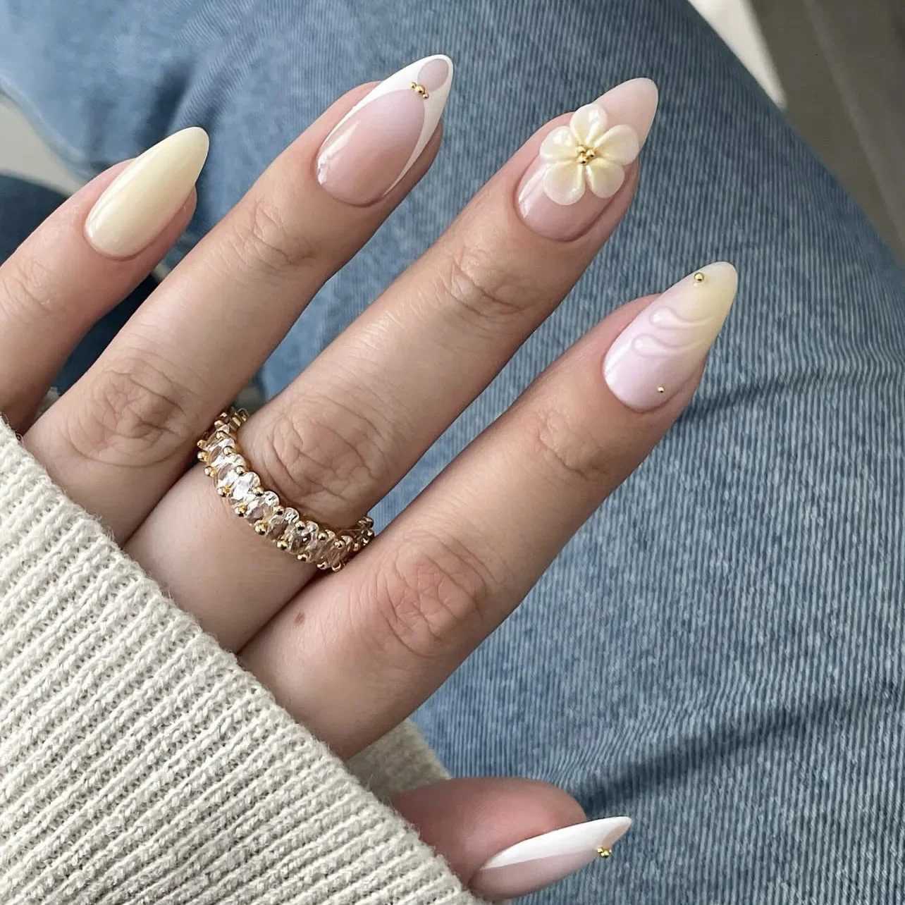 24PCS Pink Blush 3D Flower Press on Nails Sweet Simple Pattern French Fake Nails for Women Artificial Wearable Almond Nail TipsT251118T251119