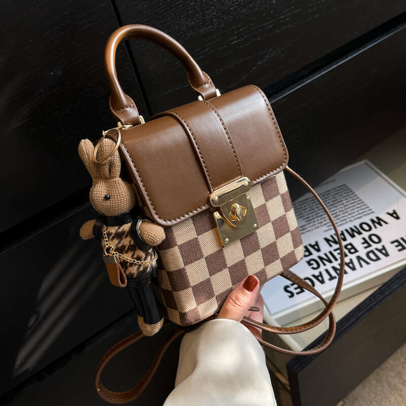2023 new women's versatile diamond grid rabbit pendant hand-held crossbody bag