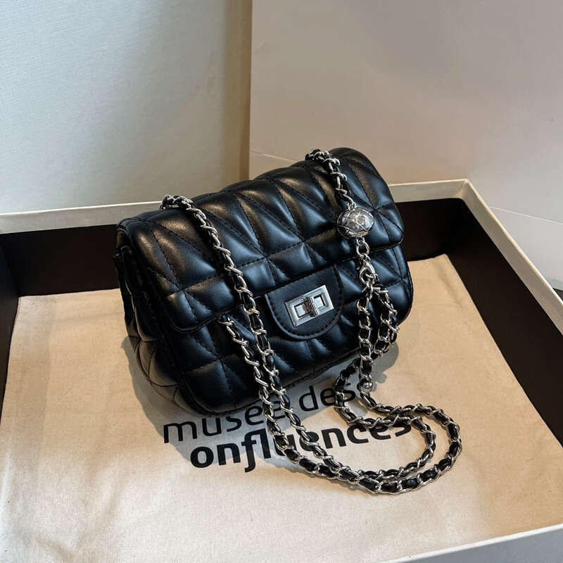 2025 new versatile crossbody women, trendy and fashionable diamond grid chain bag, niche single shoulder small square bag for women